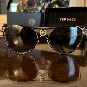 I am selling a BRAND NEW polarized pair of womens AUTHENTIC Versace glasses